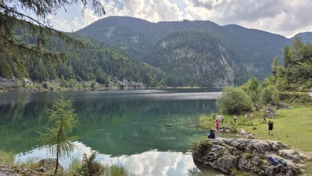 Jezero v horách s odrazem krajiny na hladině