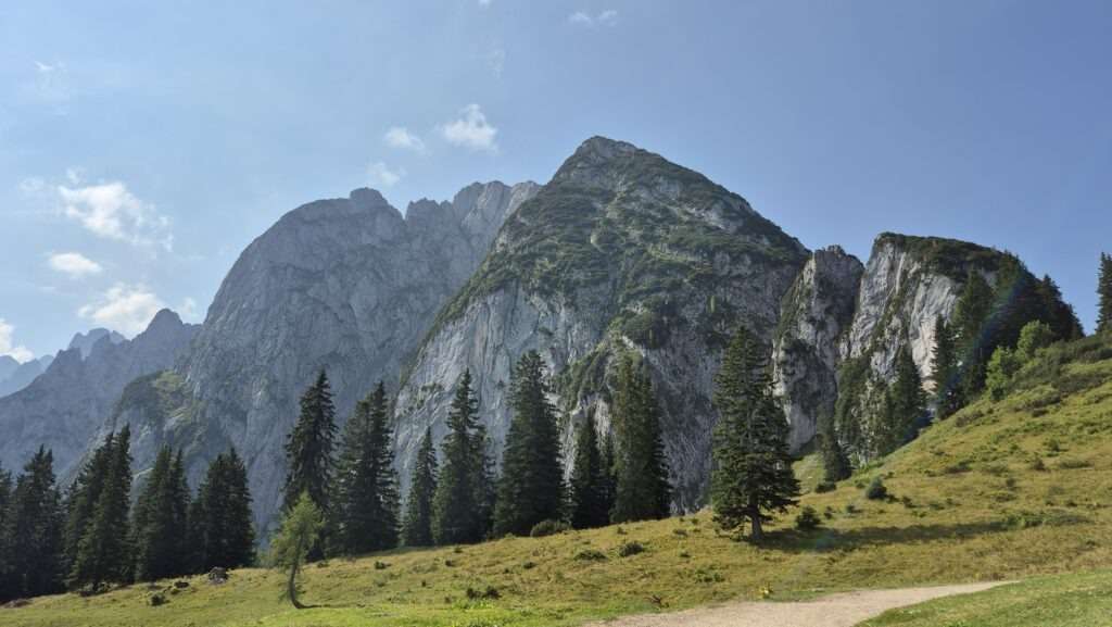 Alpská louka s horami v