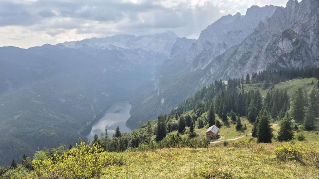Výhled do údolí z hor na Gosausee