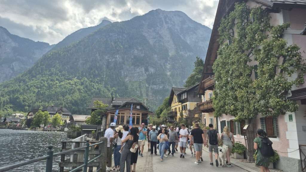 Turisté na vyhlídce v centru Hallstattu s horami