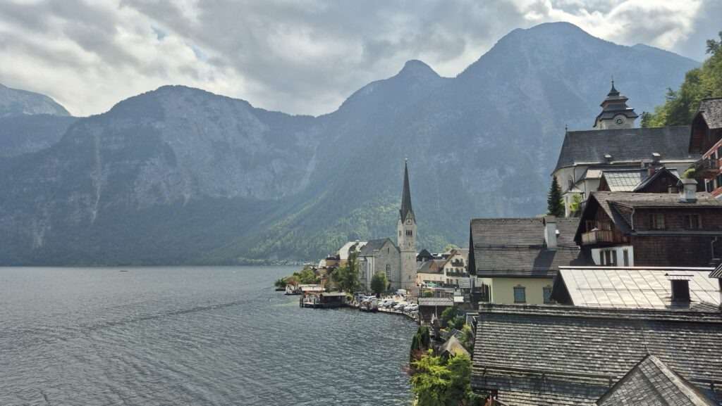 Panoramatický pohled na Hallstatt u jezera s horami