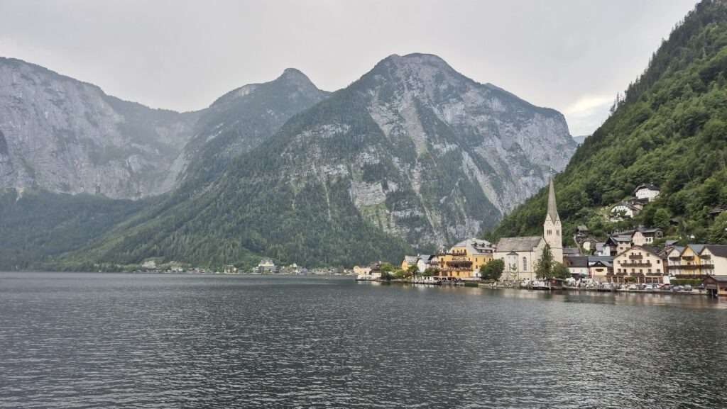 Hallstatt u jezera s horským masivem v pozadí