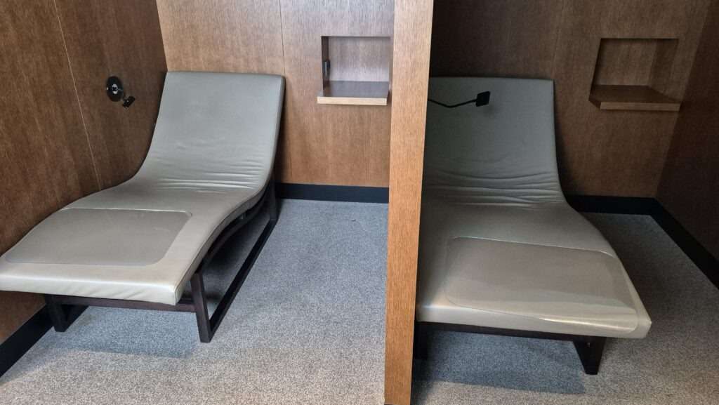 Odpočívací část v letištním salonku ve Vídni