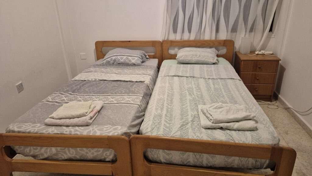 Jednoduché ubytování – ložnice s 2 jednolůžkovými postelemi