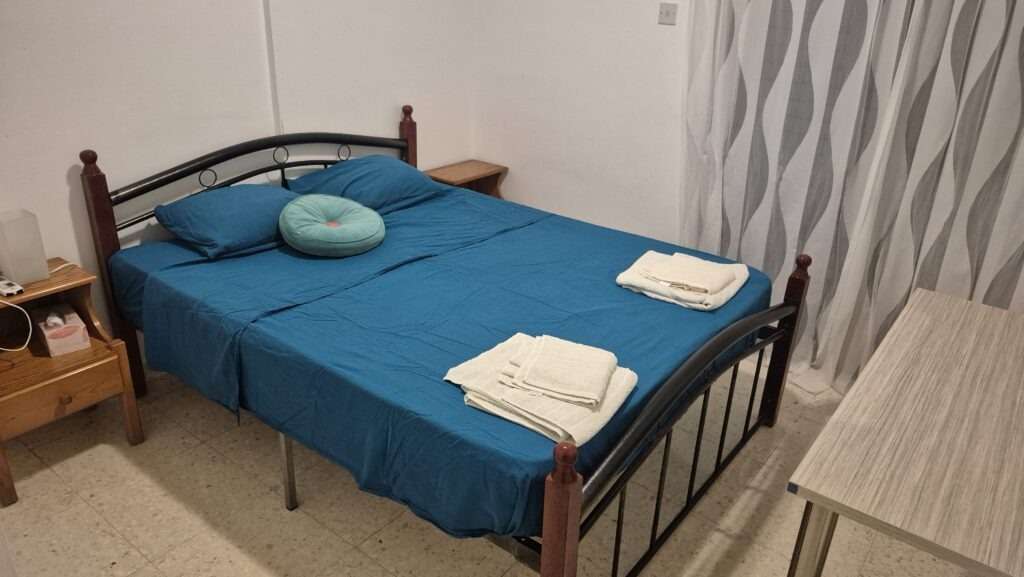 Pokoj pro hosty s modrým přehozem