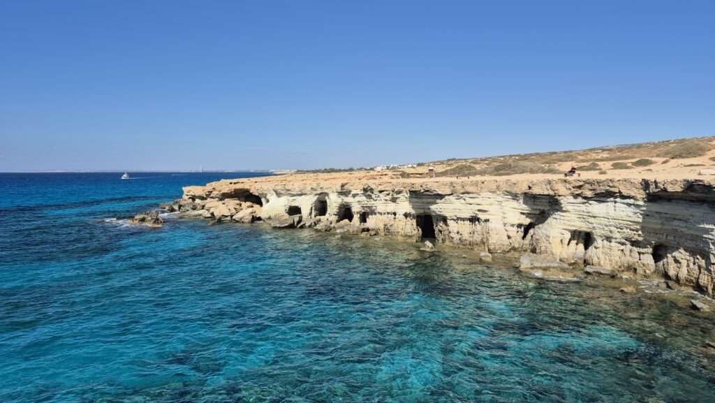 Výhled na mořské jeskyně na Kypru