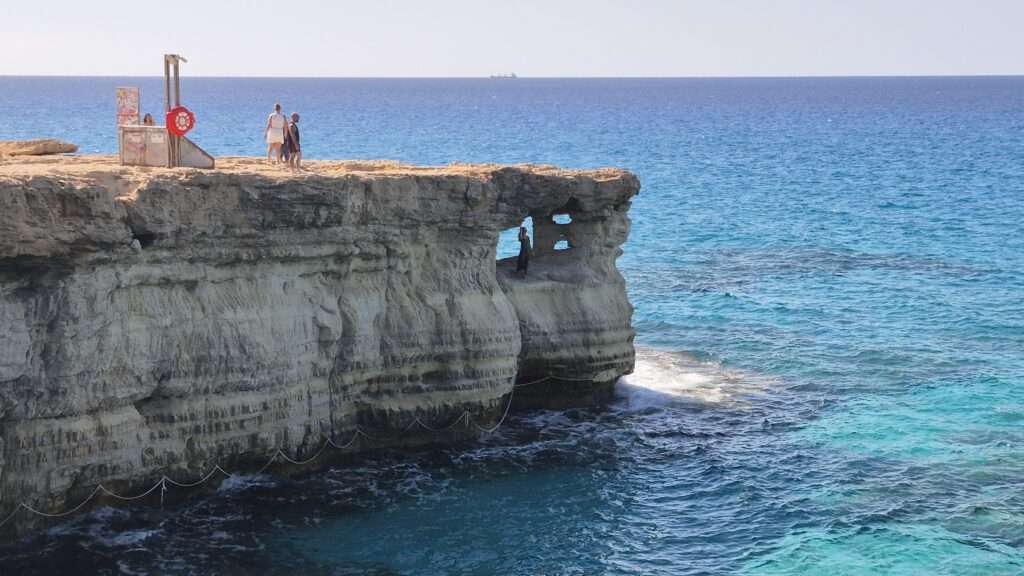 Výhled na mořske jeskyně