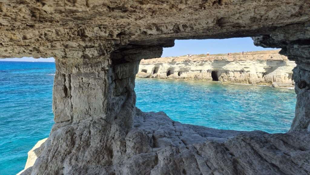 Skalní okno s výhledem na mořské jeskyně