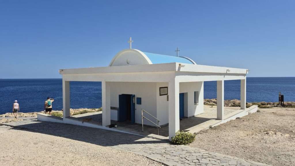 Bílá kaplička u moře