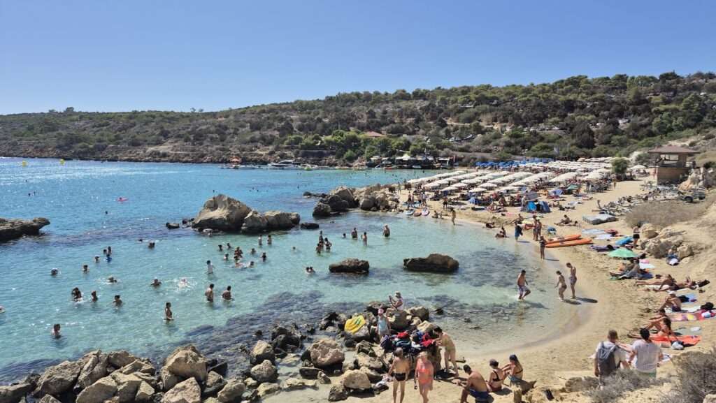 Pohled na pláž s průzračnou vodou