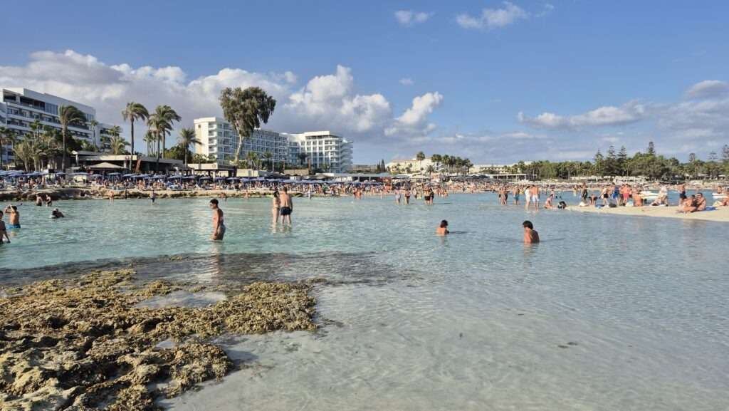 Oblíbená pláž Nissi Beach v Ayia Napě
