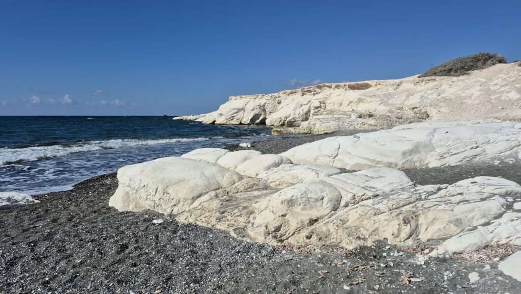 Pobřežní bílé skály u moře na Kypru