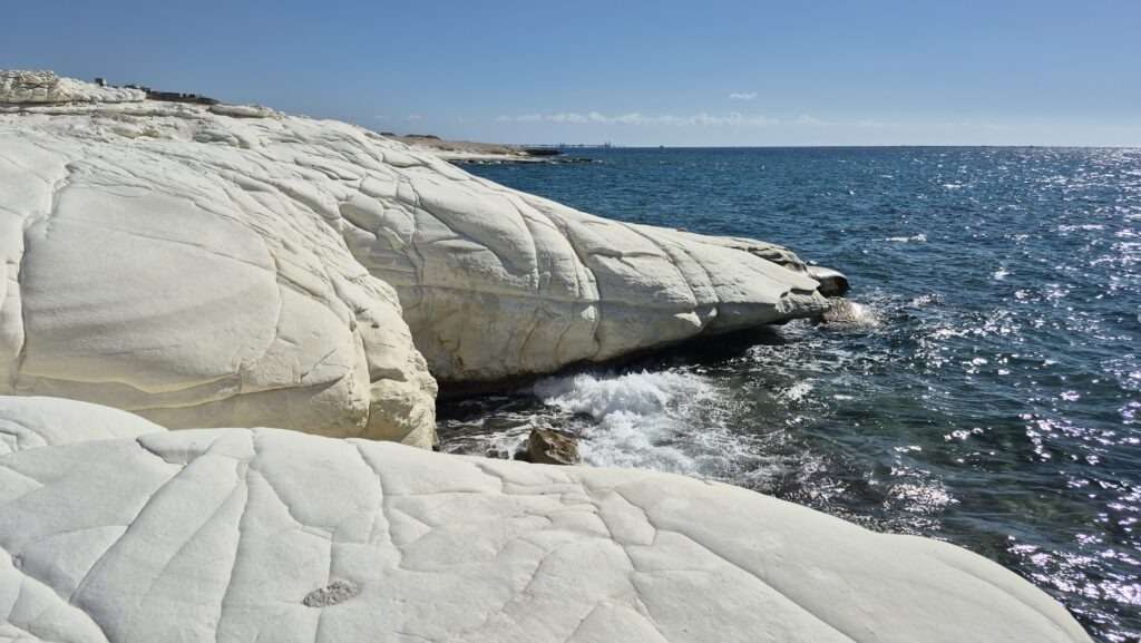 Pobřežní bílé skály u moře na Kypru