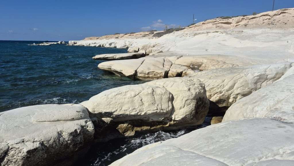 Pobřežní bílé skály u moře na Kypru