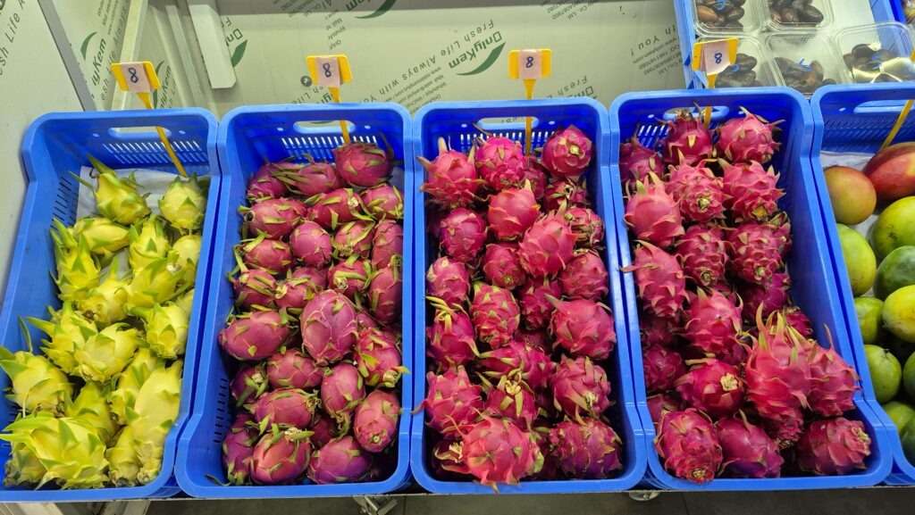 Čerstvě sklizené dračí ovoce z kyperské farmy