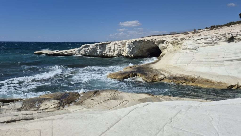 Pobřežní bílé skály u moře na Kypru