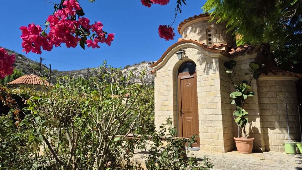 Malá kaplička obklopená kaktusy na Kypru