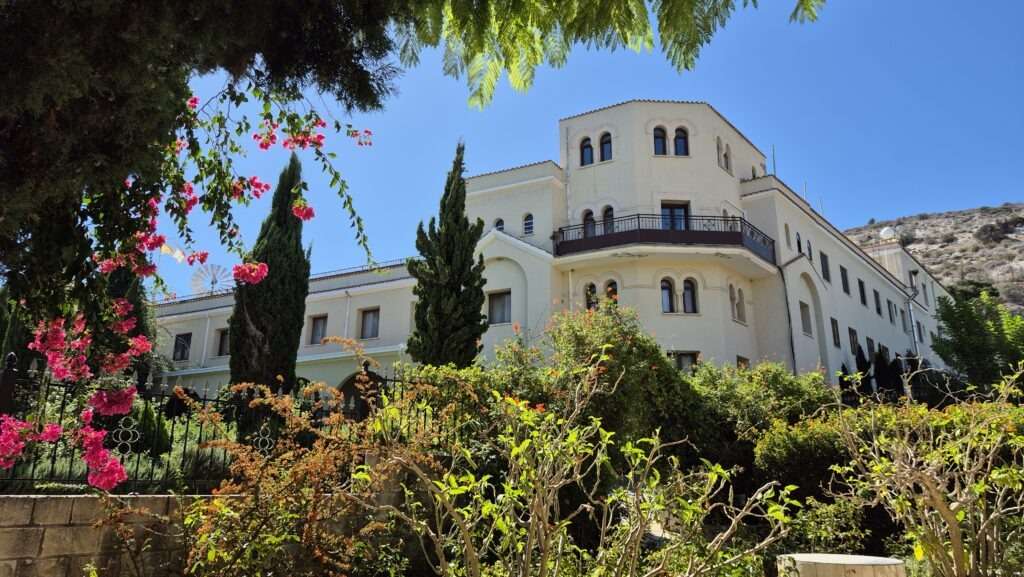 Kyperský klášter se zahradou