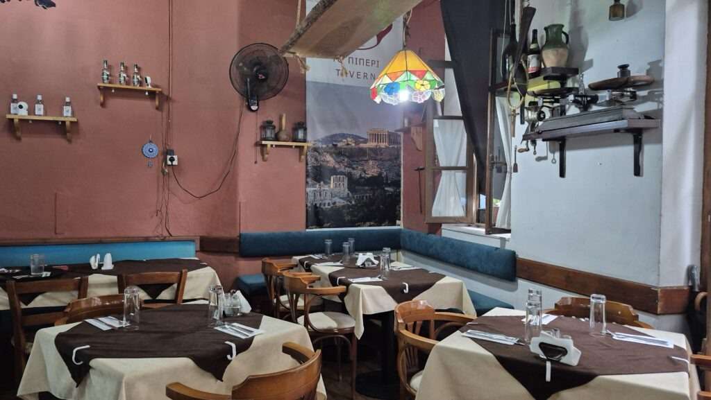 Moderní středomořská restaurace s útulným interiérem.