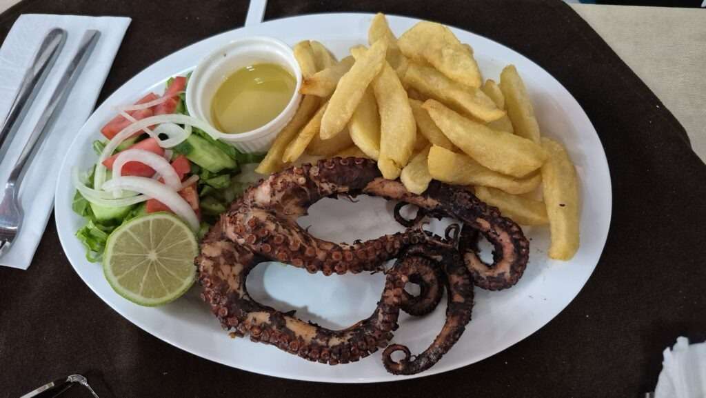 Grilovaná chobotnice s citronem v tradiční taverně.