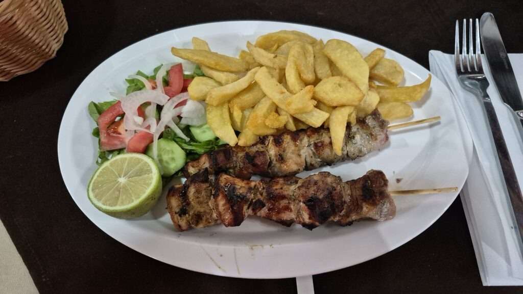 Souvlaki se zeleninou a hranolky – oblíbené jídlo na Kypru.