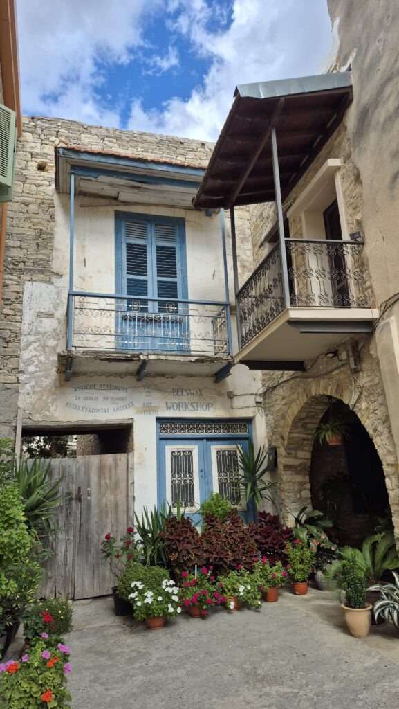 Kamenné domy a úzké uličky Lefkary – typická architektura