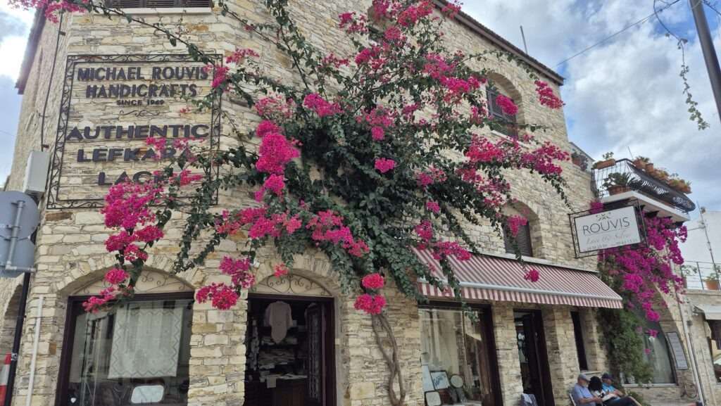 Centrum vesnice Lefkara – kavárny a obchůdky