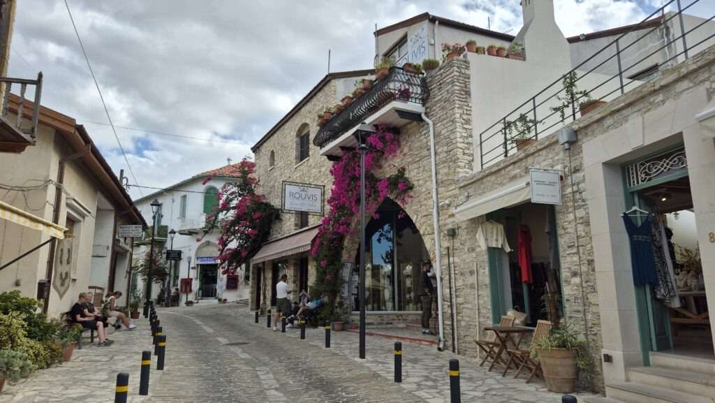 Centrum vesnice Lefkara – kavárny a obchůdky