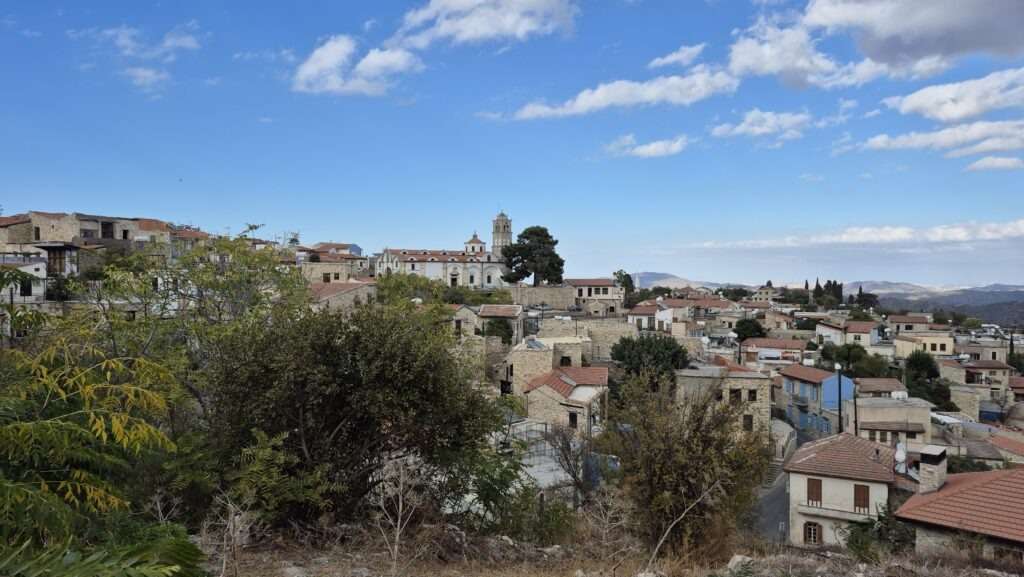Výhled na horskou vesnici Lefkara z vyhlídky