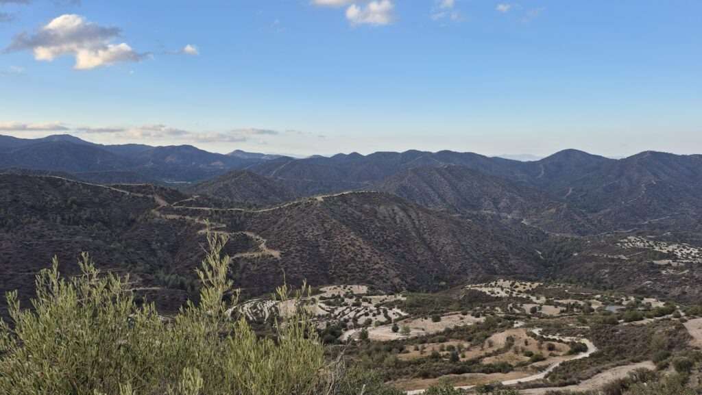 Vyhlídka na olivové háje a kopce