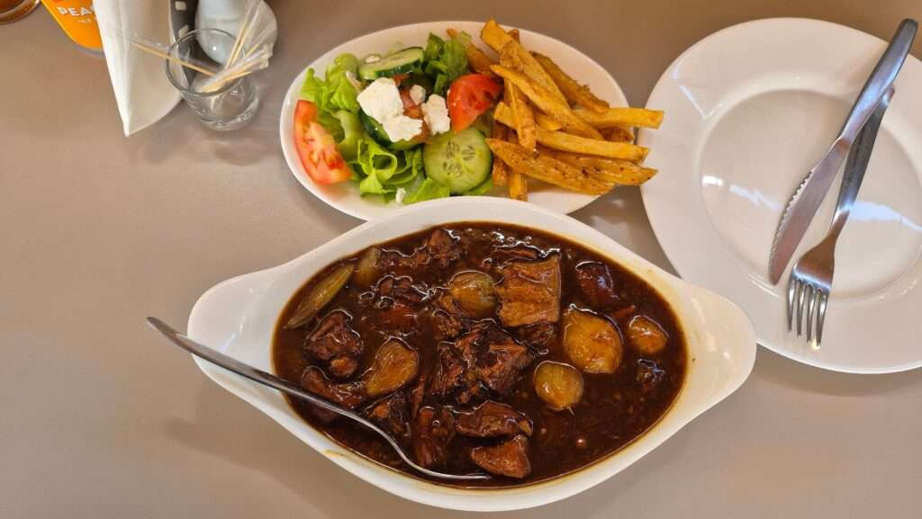 Hovězí stifado s bramborem – tradiční pokrm kyperské kuchyně.