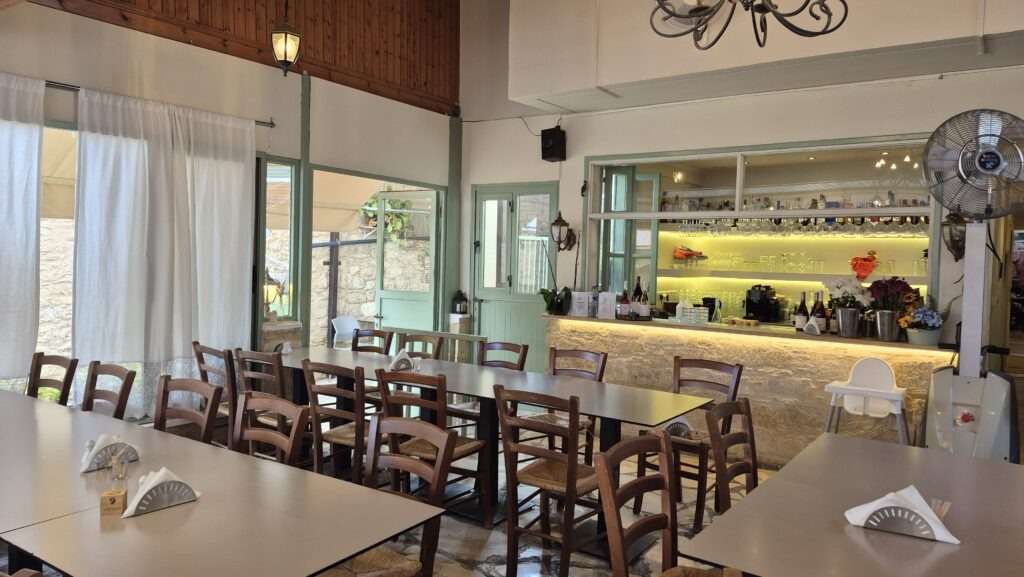 Interiér restaurace na Kypru
