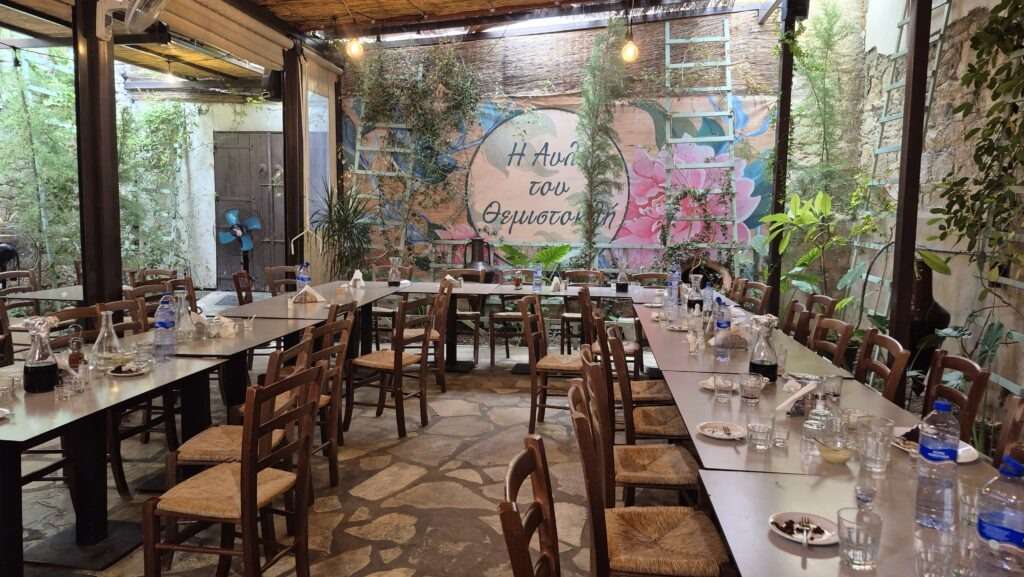 Barevná restaurace s květinovou výzdobou