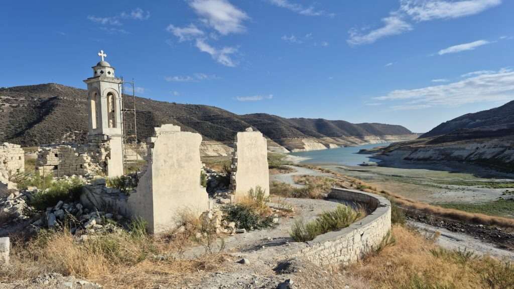 Ruiny kostelíka u přehrady Kouris na Kypru