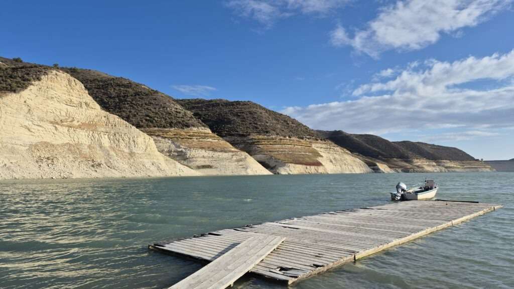 Modré přehradní jezero Kouris v pohoří Troodos