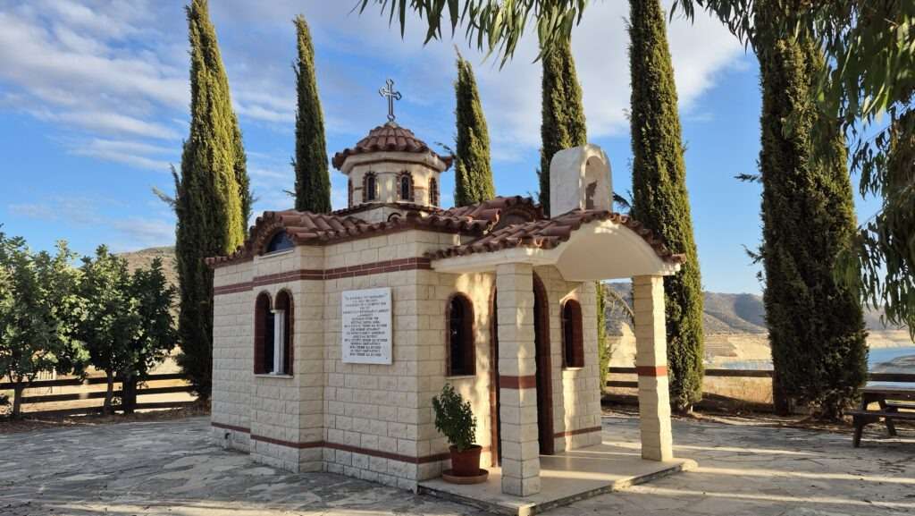 Malý kostelík v horách Troodos obklopený cypřiši