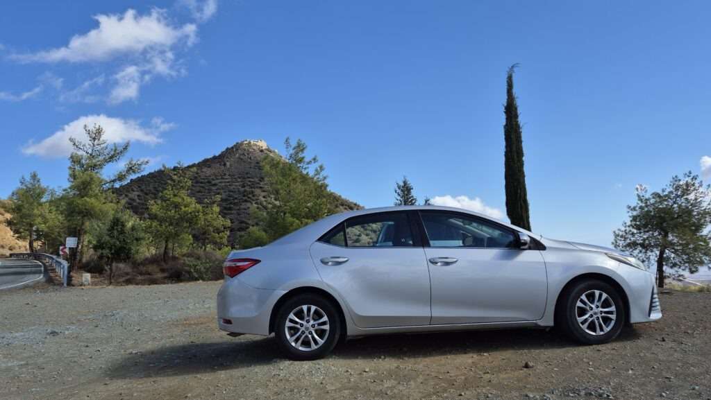 Auto zaparkované u silnice