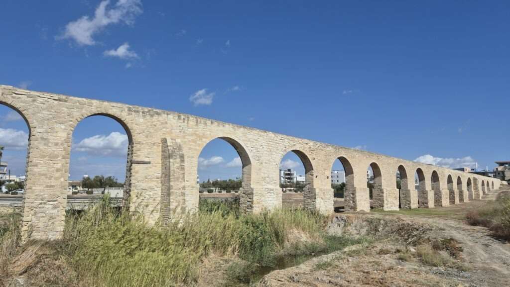 Kamenný akvadukt Kamares u Larnaky – historická technická památka.