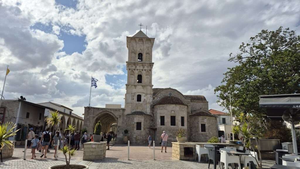 Kostel svatého Lazara a hlavní náměstí v Larnace.