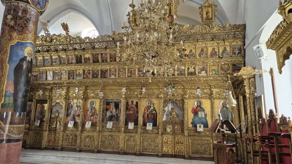 Zlatý ikonostas v pravoslavném kostele na Kypru.