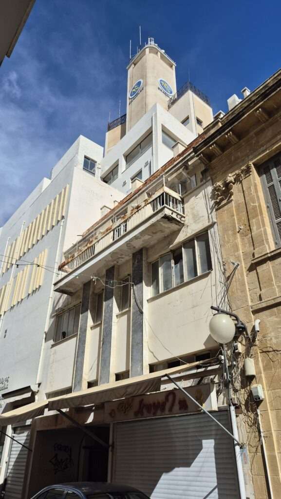 Staré domy a balkony v centru Nikósie.