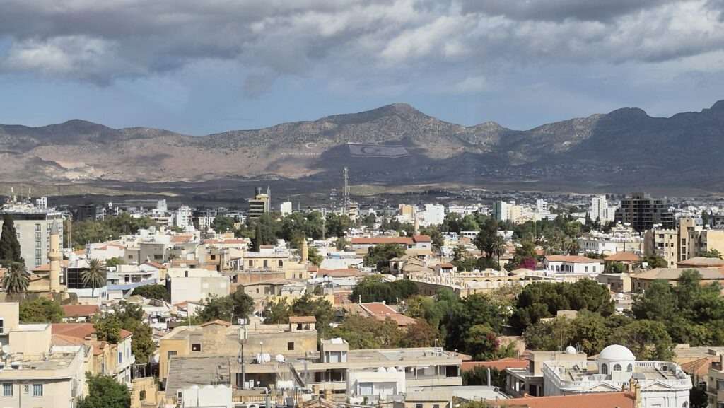 Panorama Nikósie s horami v pozadí – pohled na hlavní město Kypru.