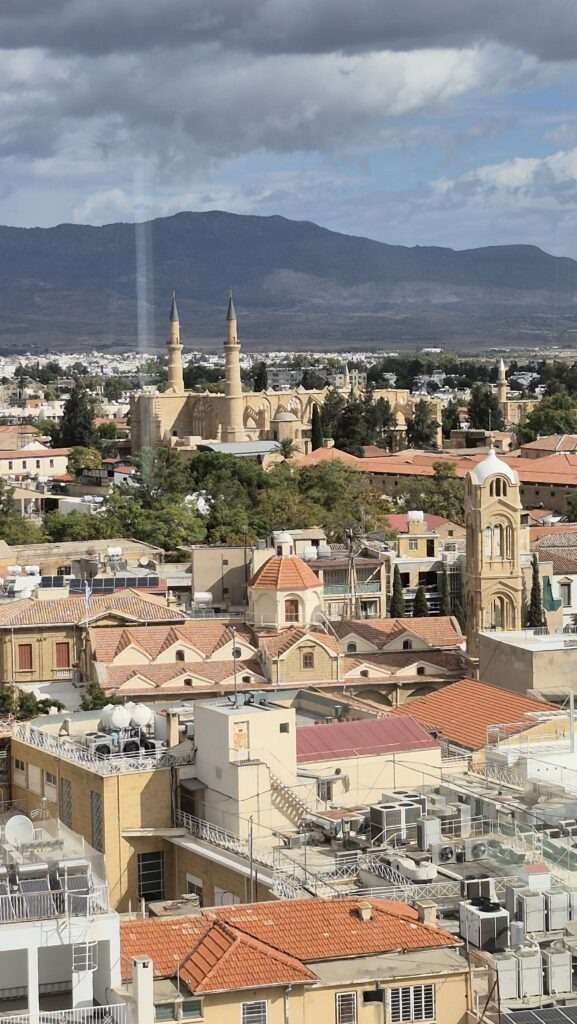 Výhled na rozdělené hlavní město Nikósii.