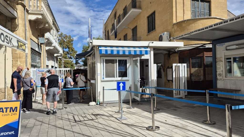 Hraniční přechod mezi severní a jižní částí Nikósie.