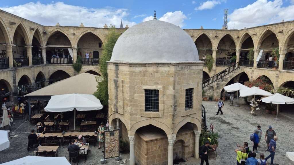 Büyük Han, historická budova z 16. století, dnes se tam nachází kavárny, dílny či obchůdky s rukodělnými výrobky
