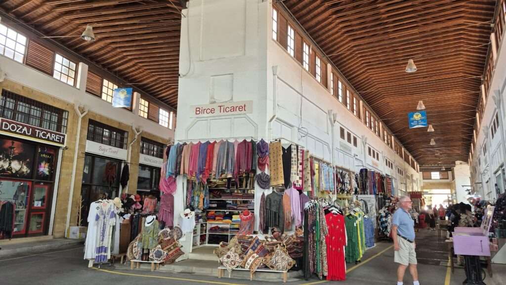 Tradiční bazar v Nikósii s textilem a suvenýry.