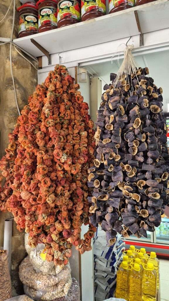 Sušené papriky a koření na místním trhu na Kypru.