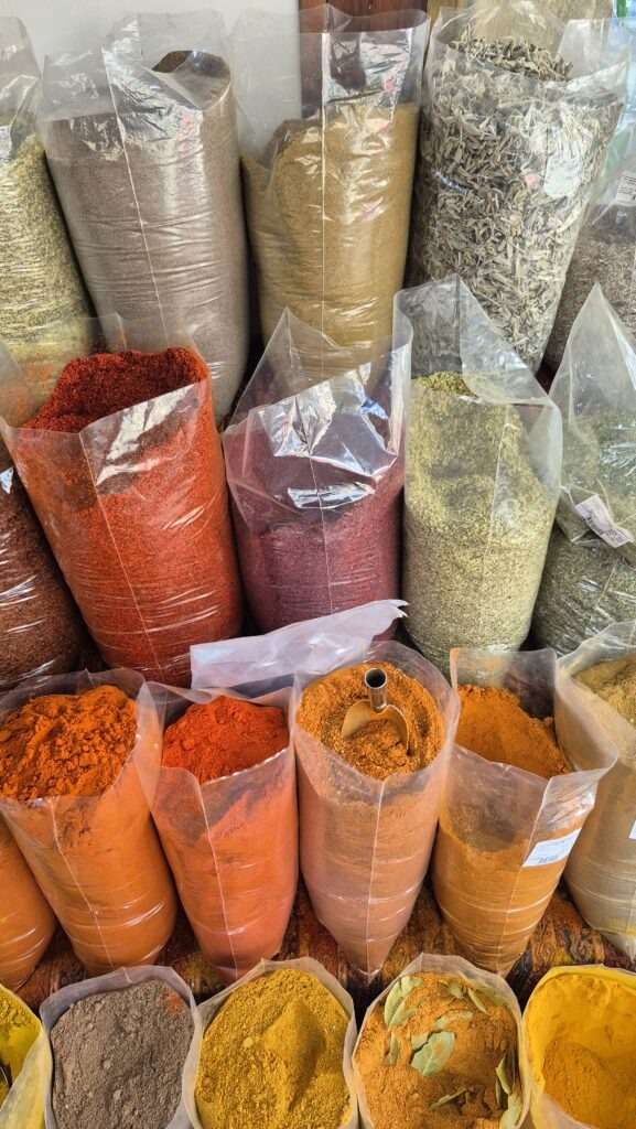 Barevné hromádky koření na trhu v Nikósii.
