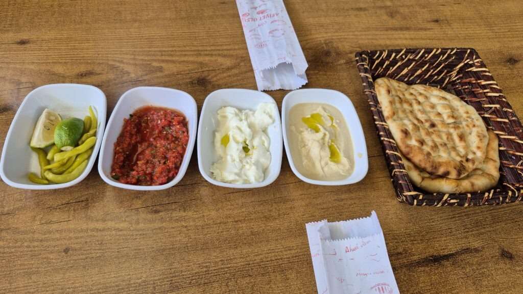 Tradiční meze – výběr kyperských předkrmů s omáčkami a chlebem.