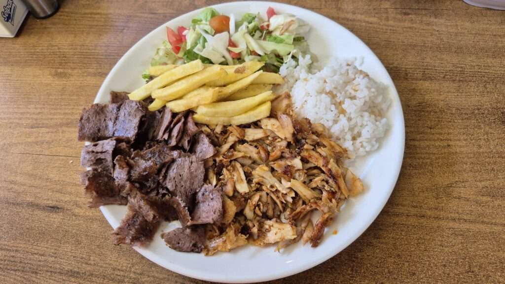mix kebab s hranolky a zeleninou v místní taverně.